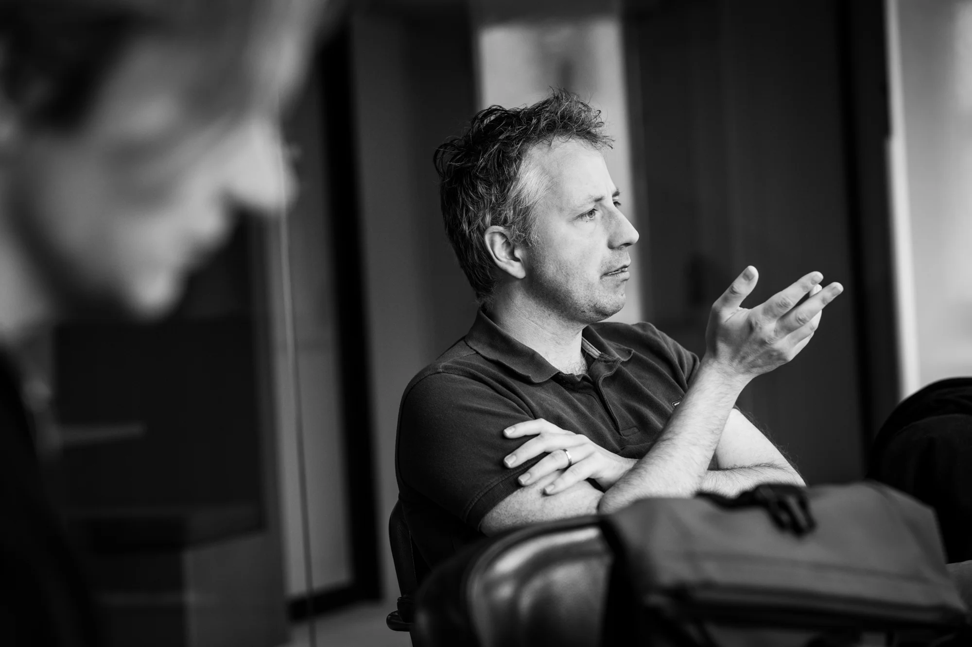 Engineer in gesprek, gesticulerend