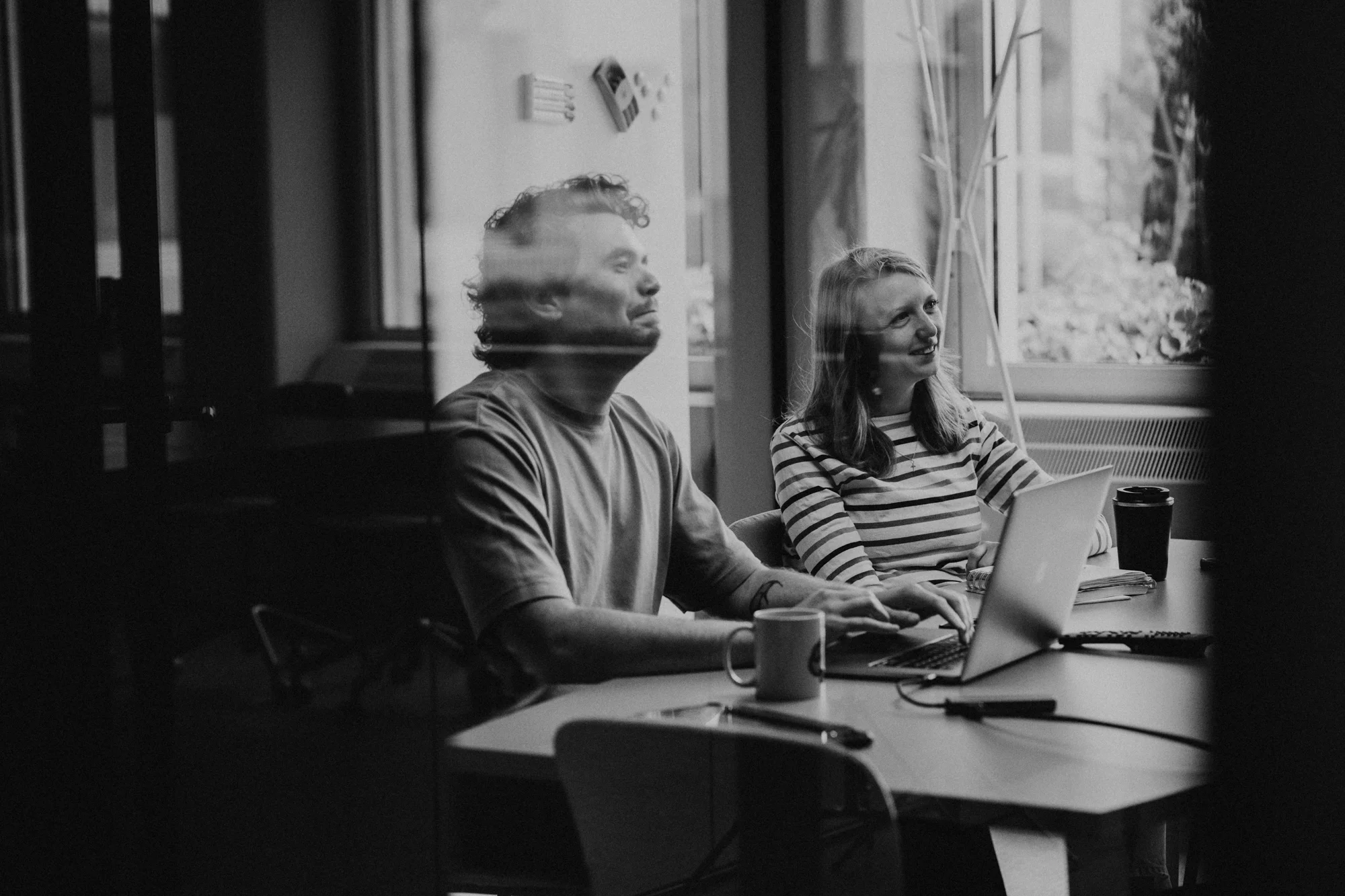 Duo aan laptop, raamlicht