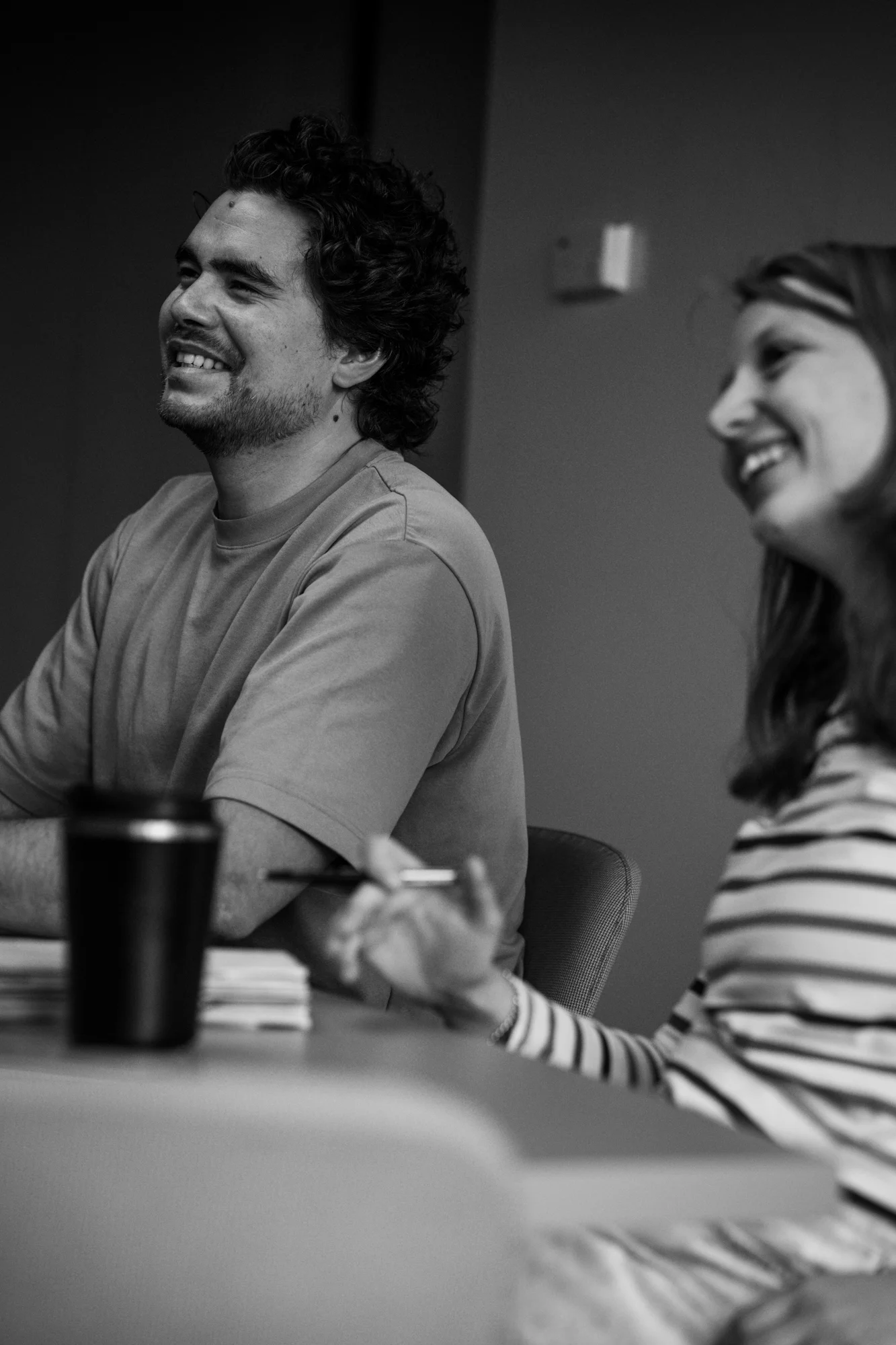 Collega's lachen tijdens overleg