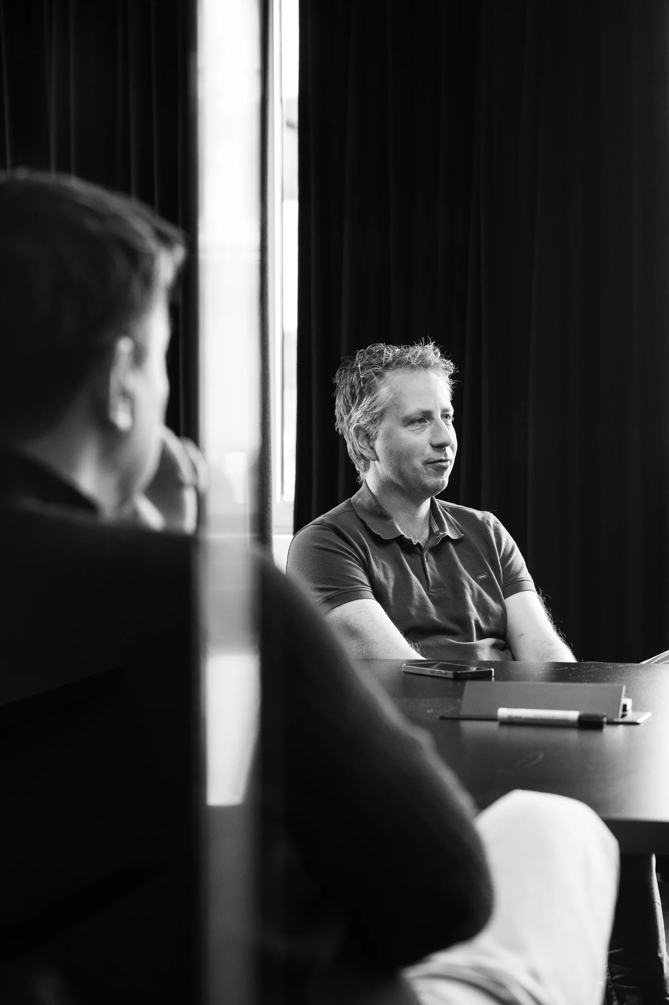 Engineer in gesprek bij raam