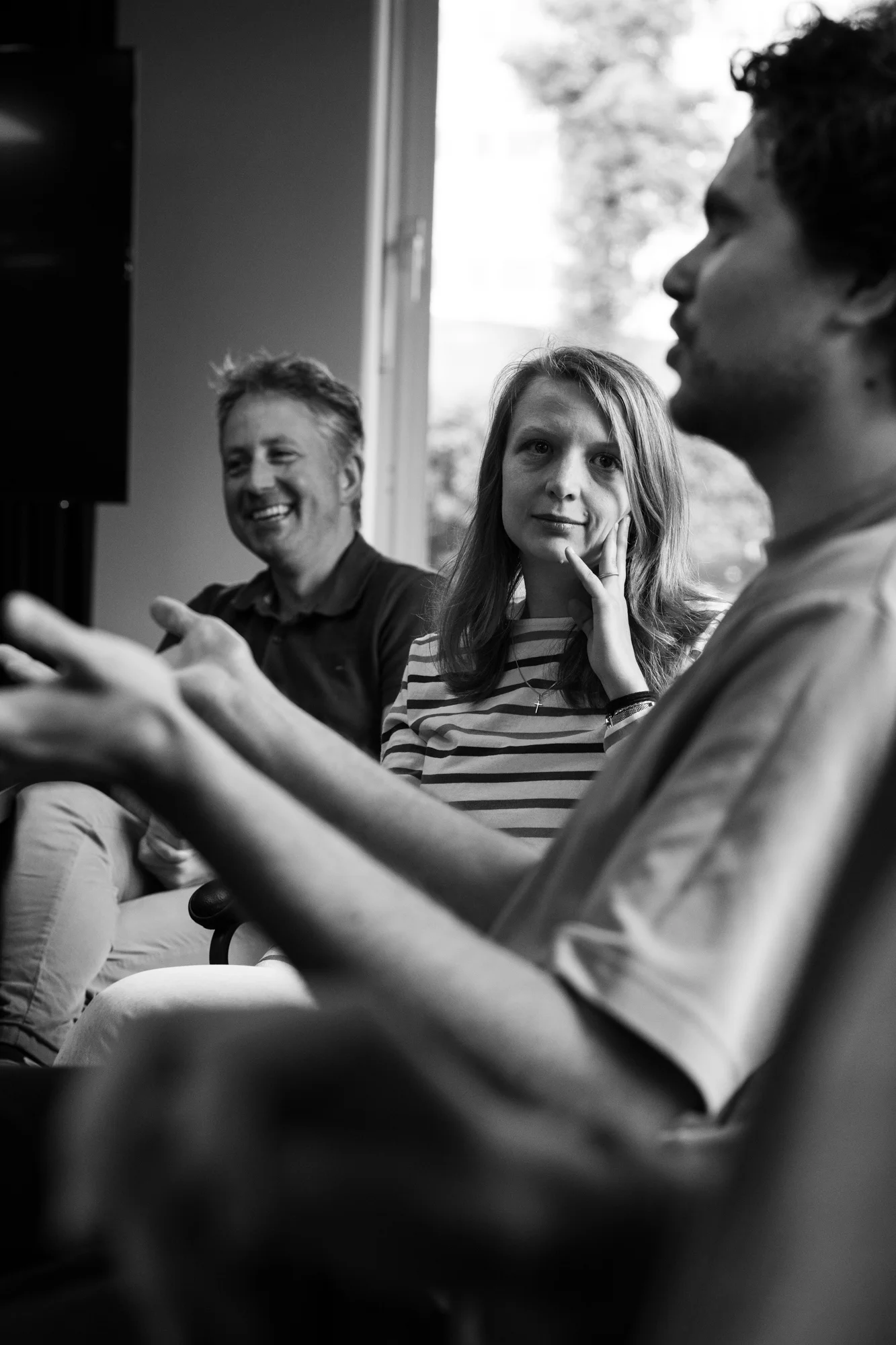 Drie collega's in gesprek op bank