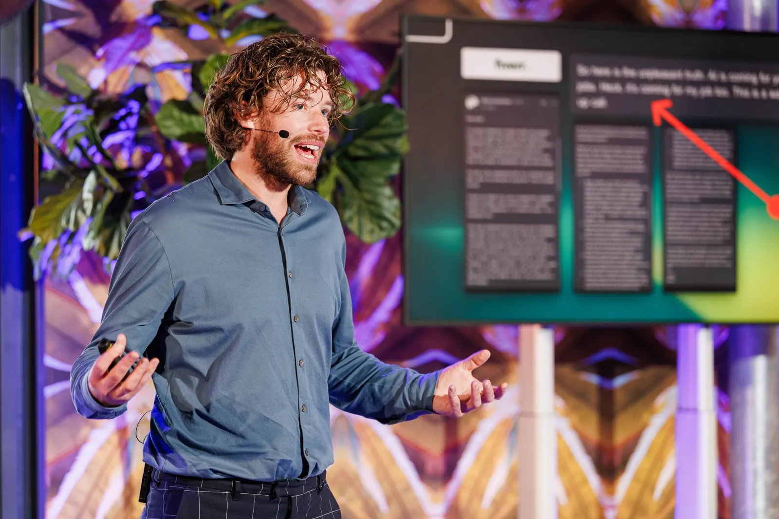 Spreker op podium bij RTO Arnhem met slide en grafiek